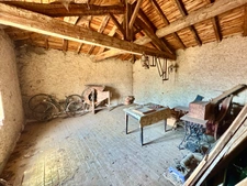 CORDELLE (42) CORPS DE FERME EN PIERRE AVEC VUE EXCEPTIONNEL - 6.8 Ha DE TERRAIN LIBRE - DEPENDANCES