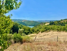 CORDELLE (42) CORPS DE FERME EN PIERRE AVEC VUE EXCEPTIONNEL - 6.8 Ha DE TERRAIN LIBRE - DEPENDANCES