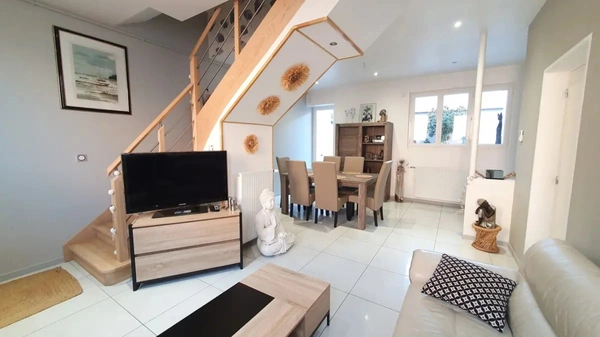 ROANNE – MAISON TYPE LOFT 95 m2 RÉNOVÉE AVEC GARAGE ET COUR PRIVATIVE