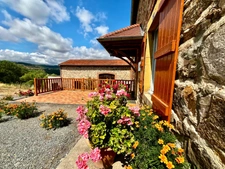 CORDELLE (42) CORPS DE FERME EN PIERRE AVEC VUE EXCEPTIONNEL - 6.8 Ha DE TERRAIN LIBRE - DEPENDANCES