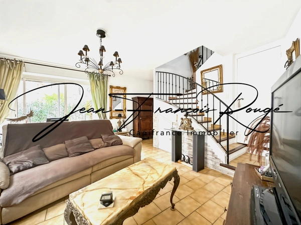 Roquebrune sur Argens, maison atypique rénovée dans le cœur du village !!!