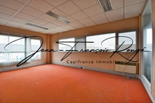 Local commercial de 1 635 m² proche de l'autoroute A13
