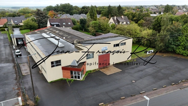 Local commercial de 1 635 m² proche de l'autoroute A13