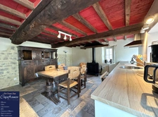 ISIGNY SUR MER, propriété divisée en trois habitations pour une surface de 350 m² avec boxs et dépendances !!!