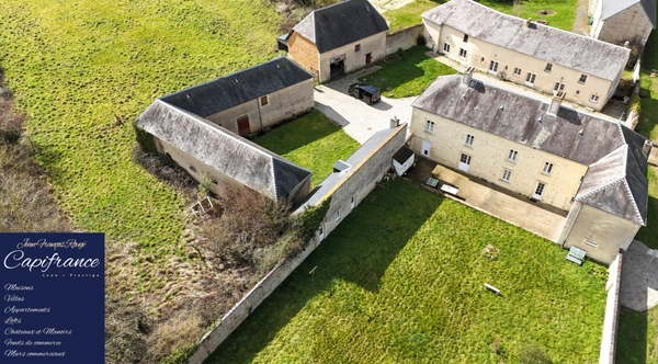 ISIGNY SUR MER, propriété divisée en trois habitations pour une surface de 350 m² avec boxs et dépendances !!!