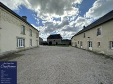 ISIGNY SUR MER, propriété divisée en trois habitations pour une surface de 350 m² avec boxs et dépendances !!!