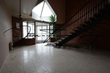 Local commercial de 1 635 m² proche de l'autoroute A13
