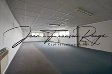 Local commercial de 1 635 m² proche de l'autoroute A13