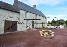 Blosville, à 10 kilomètres de la plage, propriété en pierres de 292 m² avec un gîte, une piscine et un mini-golf !!!