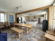 ISIGNY SUR MER, propriété divisée en trois habitations pour une surface de 350 m² avec boxs et dépendances !!!