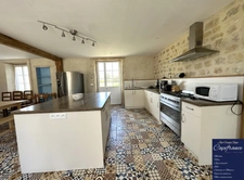 ISIGNY SUR MER, propriété divisée en trois habitations pour une surface de 350 m² avec boxs et dépendances !!!