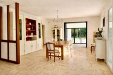 SUPERB FAMILY PROPERTY WITH SINGLE-LEVEL LIVING, POOL, 6 bedrooms, large garage.