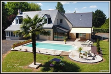 SUPERB FAMILY PROPERTY WITH SINGLE-LEVEL LIVING, POOL, 6 bedrooms, large garage.