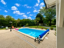 SUPERBE PROPRIÉTÉ FAMILIALE AVEC VIE DE PLAIN-PIED, PISCINE, 6 chambres, grand garage.