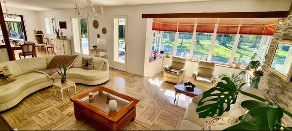 SUPERBE PROPRIÉTÉ FAMILIALE AVEC VIE DE PLAIN-PIED, PISCINE, 6 chambres, grand garage.