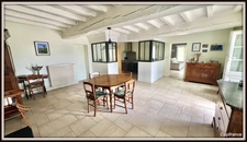 LONGERE RENOVEE de 180 m² hab, 1700 m2 de terrain, chambre + salle de douche au RDC  