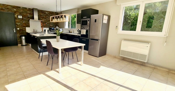 SUPERBE PROPRIÉTÉ FAMILIALE AVEC VIE DE PLAIN-PIED, PISCINE, 6 chambres, grand garage.