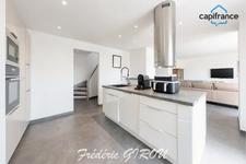 Maison de village rénovée 4/5 pièces 135m² LANCON de PROVENCE (13680) - vaste cour et grange en annexe