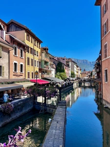 ANNECY (74) - MAISON mitoyenne 90 m2 + combles + dépendances.