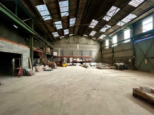 FRONTENEX (73) - Entrepôt et Bureaux 630 m2 + Parking 260 m2