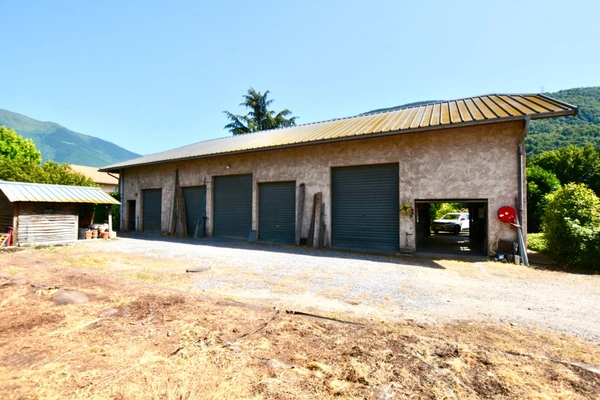 ALBERTVILLE (73) Terrain 8311 m2 - Maison de 189 m2 - Hangars/Garages de 178 m2 