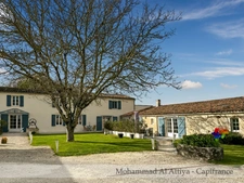 Magnificent family property with gîte, studio and swimming pool just minutes from La Rochelle (17)