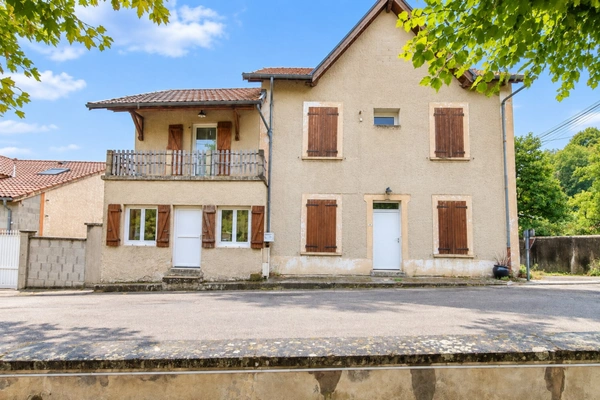 Maison 160 m² – 6 chambres – cœur de Viriville – fort potentiel
