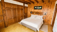 Maison de caractère 165 m² — 4 chambres — Suite indépendante — Piscine — Source privée — Terrain 1 499 m