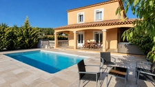 À BRIGNOLES – VILLA FAMILIALE AVEC DÉPENDANCE T2, PISCINE CHAUFFÉE ET BEL ESPACE EXTÉRIEUR