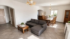 À BRIGNOLES – VILLA FAMILIALE AVEC DÉPENDANCE T2, PISCINE CHAUFFÉE ET BEL ESPACE EXTÉRIEUR