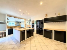 Modern villa of 211m² with swimming pool and garage