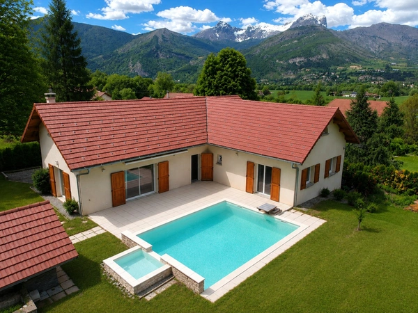 Villa Moderne de 211m² avec piscine et garage