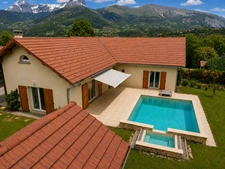Modern villa of 211m² with swimming pool and garage