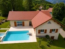 Modern villa of 211m² with swimming pool and garage