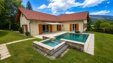 Modern villa of 211m² with swimming pool and garage