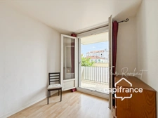 Appartement 2 pièces lumineux avec loggia, balcon, cave et parking proche gare