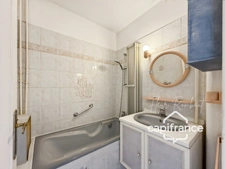 Appartement 2 pièces lumineux avec loggia, balcon, cave et parking proche gare