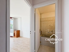 Appartement 2 pièces lumineux avec loggia, balcon, cave et parking proche gare