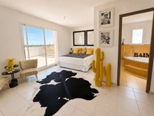 Villa 6 pièces de 186 m² sur un terrain de 1 079 m² avec piscine, jacuzzi, double garage et 4 chambres. 