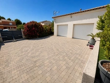 Villa 6 pièces de 186 m² sur un terrain de 1 079 m² avec piscine, jacuzzi, double garage et 4 chambres. 