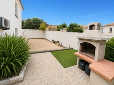 Villa 6 pièces de 186 m² sur un terrain de 1 079 m² avec piscine, jacuzzi, double garage et 4 chambres. 