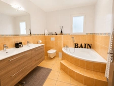 Villa 6 pièces de 186 m² sur un terrain de 1 079 m² avec piscine, jacuzzi, double garage et 4 chambres. 
