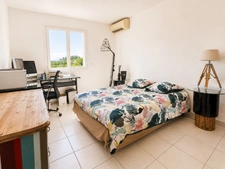 Villa 6 pièces de 186 m² sur un terrain de 1 079 m² avec piscine, jacuzzi, double garage et 4 chambres. 