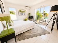 Villa 6 pièces de 186 m² sur un terrain de 1 079 m² avec piscine, jacuzzi, double garage et 4 chambres. 