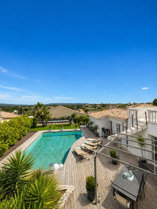 Villa 6 pièces de 186 m² sur un terrain de 1 079 m² avec piscine, jacuzzi, double garage et 4 chambres. 
