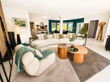 Villa 6 pièces de 186 m² sur un terrain de 1 079 m² avec piscine, jacuzzi, double garage et 4 chambres. 