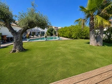 Villa 6 pièces de 186 m² sur un terrain de 1 079 m² avec piscine, jacuzzi, double garage et 4 chambres. 