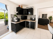 Villa 6 pièces de 186 m² sur un terrain de 1 079 m² avec piscine, jacuzzi, double garage et 4 chambres. 