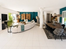 Villa 6 pièces de 186 m² sur un terrain de 1 079 m² avec piscine, jacuzzi, double garage et 4 chambres. 