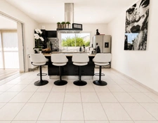 Villa 6 pièces de 186 m² sur un terrain de 1 079 m² avec piscine, jacuzzi, double garage et 4 chambres. 